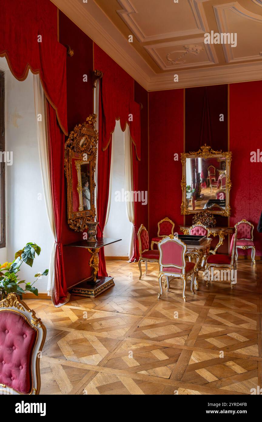 Cesky Krumlov, Tschechische Republik - 26.10.2024: Ein majestätischer Blick auf die Innenräume der Burg Krumau mit eleganten Möbeln und historischen Gemälden Stockfoto