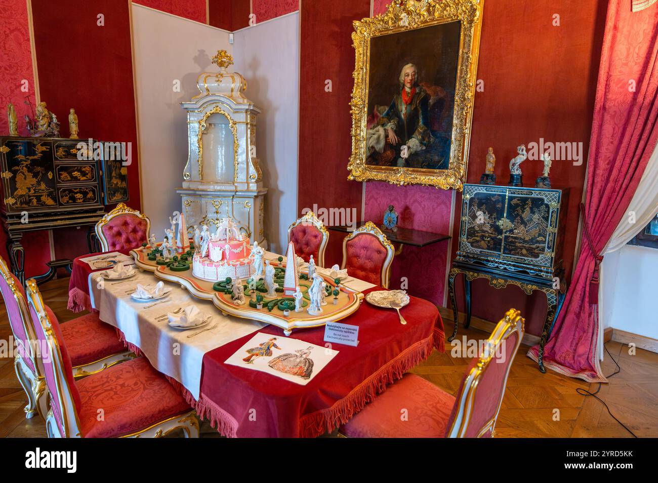 Cesky Krumlov, Tschechische Republik - 26.10.2024: Ein majestätischer Blick auf die Innenräume der Burg Krumau mit eleganten Möbeln und historischen Gemälden Stockfoto