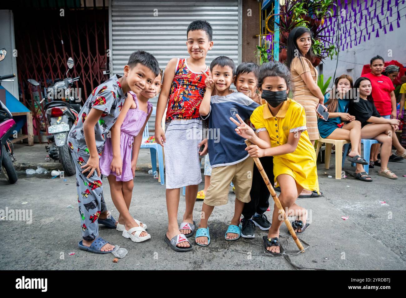 Im Tondo District von Manila, den Philippinen, posieren und lächeln viele süße philippinische Kinder. Stockfoto