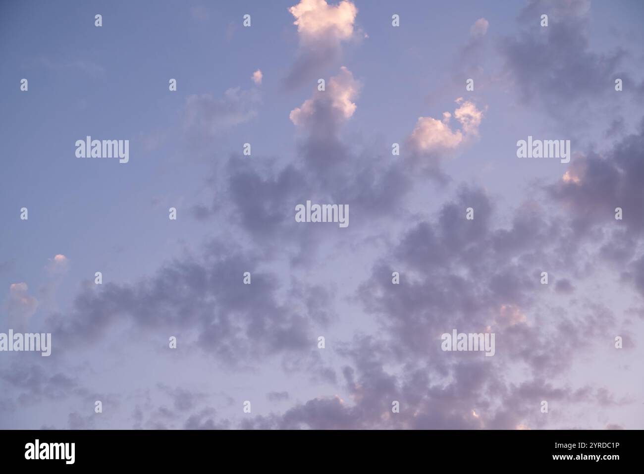 Wunderschöne traumhafte weiße Wolken am Abendhimmel - ein natürlicher Hintergrund Stockfoto