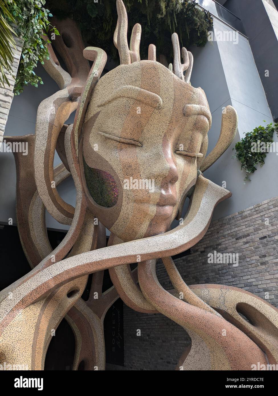 Große Holzskulptur. Des weiblichen Gesichts Stockfoto
