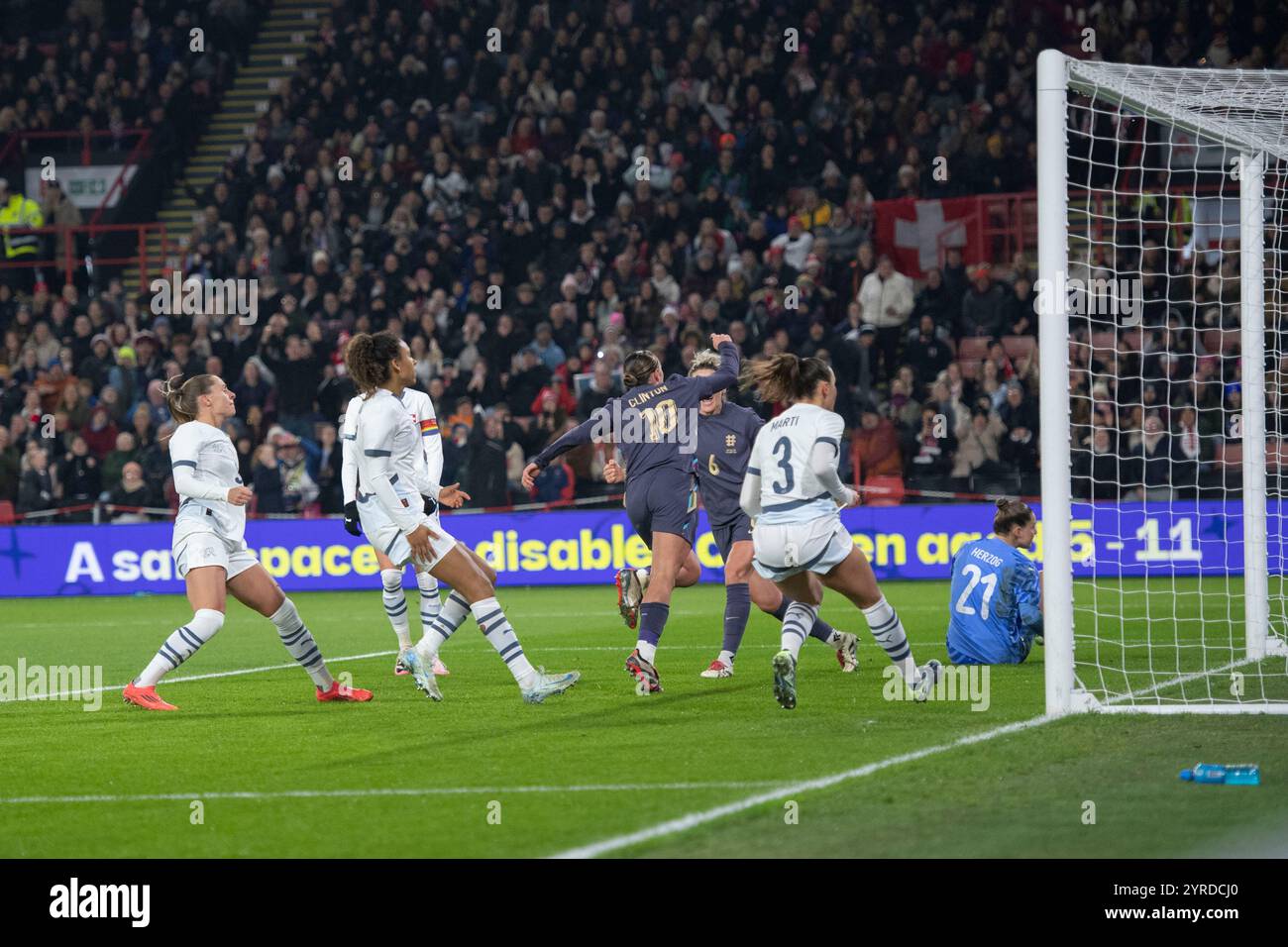 Die Englands Grace Clinton eröffnet das Tor während des Freundschaftsspiels der Frauen gegen die Schweiz in der Bramall Lane, Sheffield am Dienstag, den 3. Dezember 2024. (Foto: Trevor Wilkinson | MI News) Credit: MI News & Sport /Alamy Live News Stockfoto