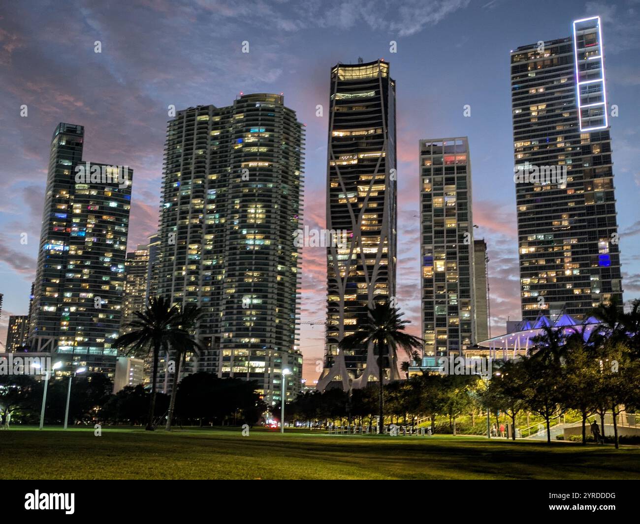 Miami Wolkenkratzer in der Abenddämmerung mit Lichtern - Smartphone-aufgenommenes Stockfoto