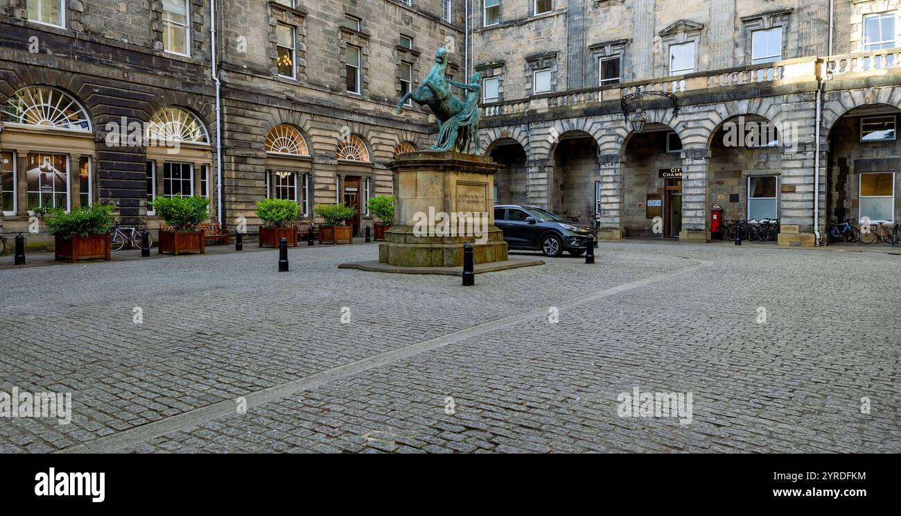 Die Statue von Alexander und Bucephalus von John Steell wurde der Stadt 1884 präsentiert und steht vor den City Chambers in Edinburgh, Schottland, Großbritannien Stockfoto