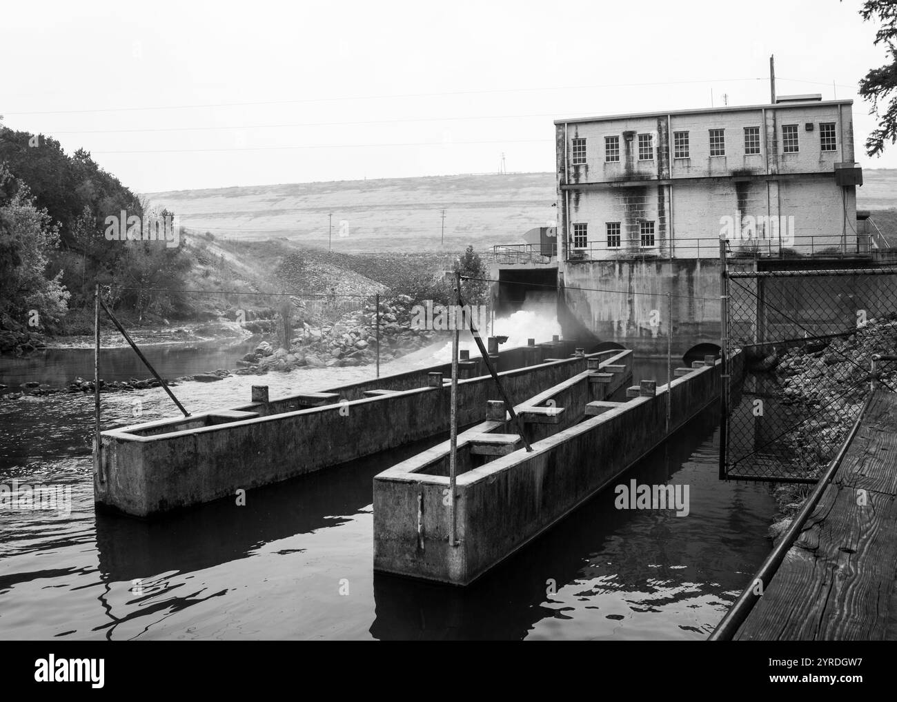 Historisches Wasserkraftwerk und Fischleiter in Schwarz-weiß Stockfoto