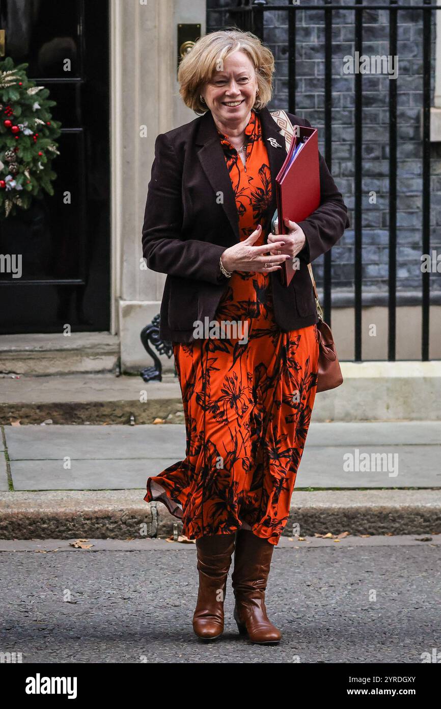 London, Großbritannien. Dezember 2024. Ian Murray, Secretary of State for Scotland, Abgeordneter Edinburgh South und Baroness Smith of Basildon, Angela Smith, Leader of the House of Lords, Life Peer. Die Minister nehmen an der Kabinettssitzung der Regierung in Downing Street, London, UK, Teil. Credit: Imageplotter/Alamy Live News Stockfoto