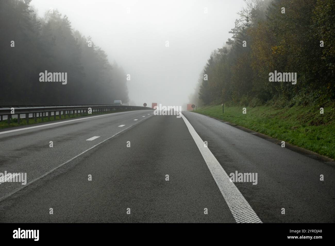 Auto fahren auf der Straße in Belgien, Nebel in den Ardennen, Naturpark, Wallonien Stockfoto