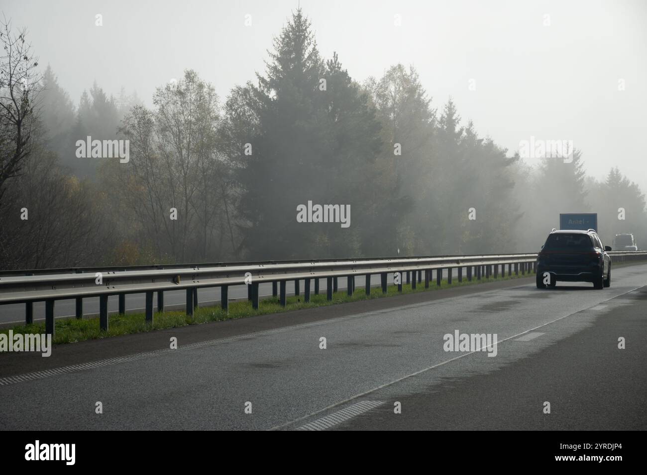 Auto fahren auf der Straße in Belgien, Nebel in den Ardennen, Naturpark, Wallonien Stockfoto