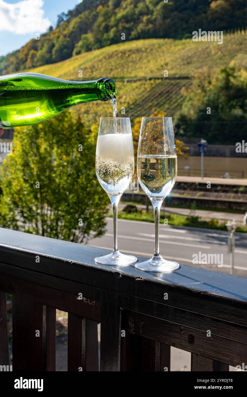 Verkostung von Weißwein, traditionelle Champagnermethode Herstellung von cremant in Höhlen im Moseltal in Luxemburg, Gläser Wein und VI Stockfoto