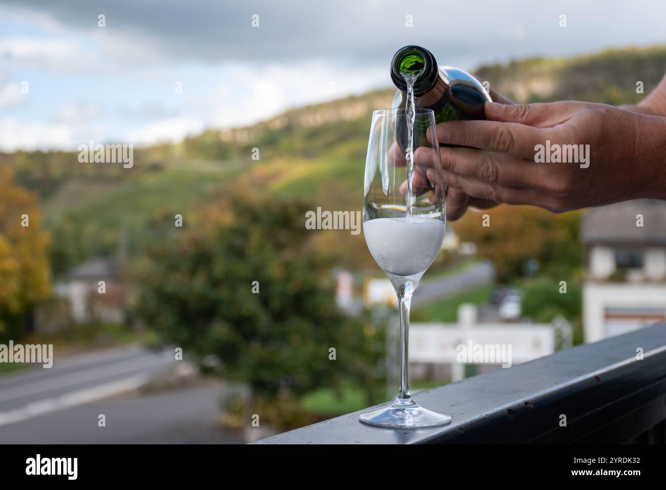 Verkostung von Weißwein, traditionelle Champagnermethode Herstellung von cremant in Höhlen im Moseltal in Luxemburg, Gläser Wein und VI Stockfoto