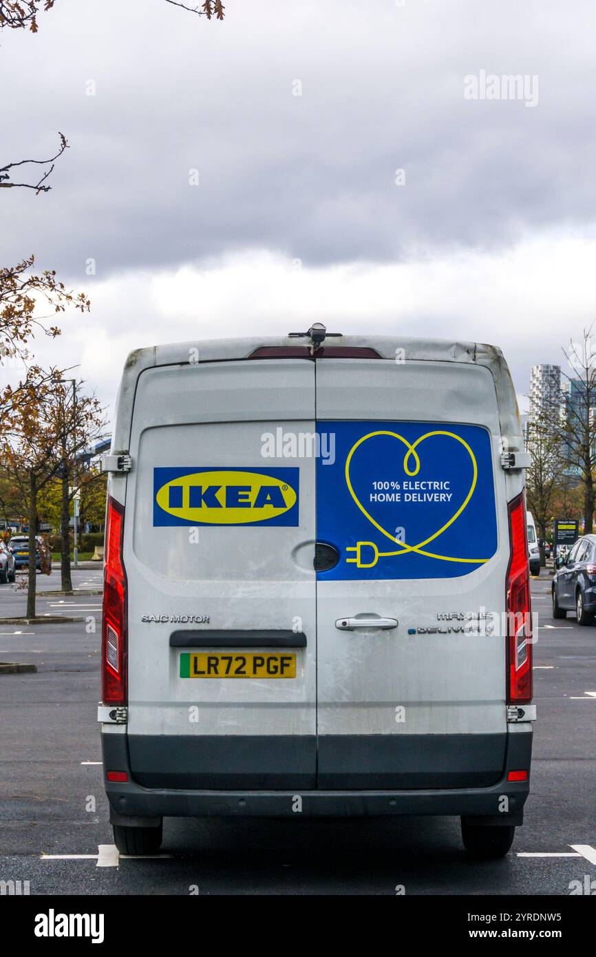 Ein IKEA Maxus Delivered 9 Lieferwagen gibt an, dass er 100 % elektrische Lieferungen nach Hause liefert. Stockfoto