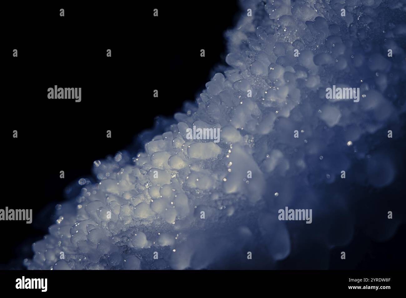 Gefrorene Eiskristalle in Nahaufnahme mit Blauton Stockfoto