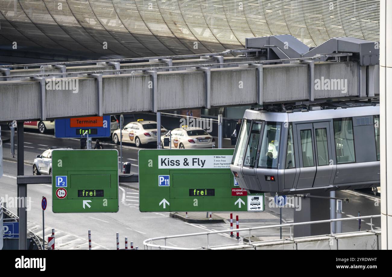 Flughafen Düsseldorf, Terminalgebäude, Skytrain, verbindet den Flughafen mit den Parkhäusern, Parkplätzen, Schild für den Kurzaufenthalt Kiss & Fly Stockfoto