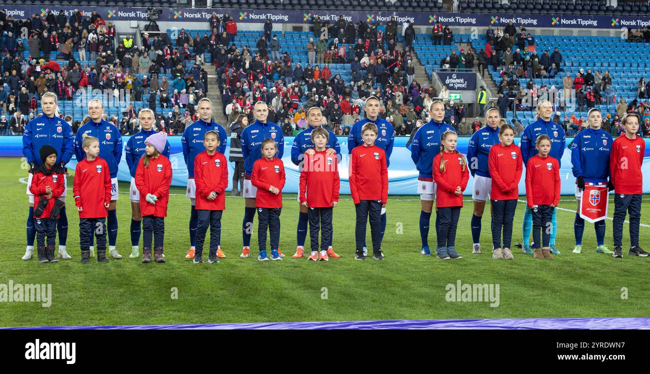 Oslo, Norwegen 3. Dezember 2024 die norwegische Mannschaft steht während der Play-offs der Qualifikation zur Europameisterschaft im Ullevaal-Stadion in Oslo, Norwegen an. Nigel Waldron/Alamy Live News Stockfoto