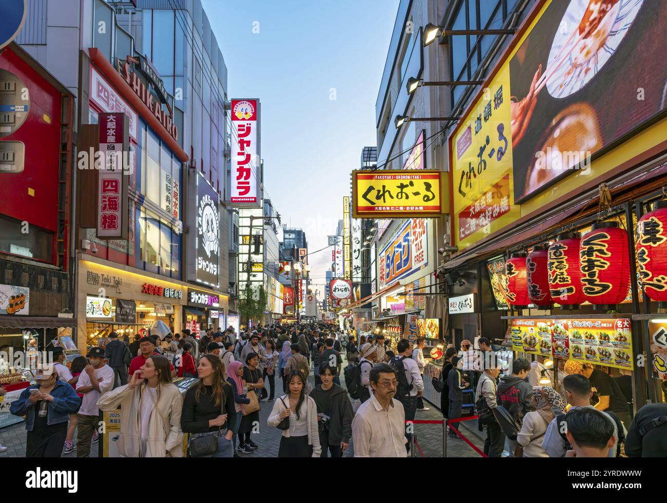 Nächtliche Straße mit Neonlichtern und beleuchteten Schildern, Dotonbori Viertel, Osaka, Japan, Asien Stockfoto