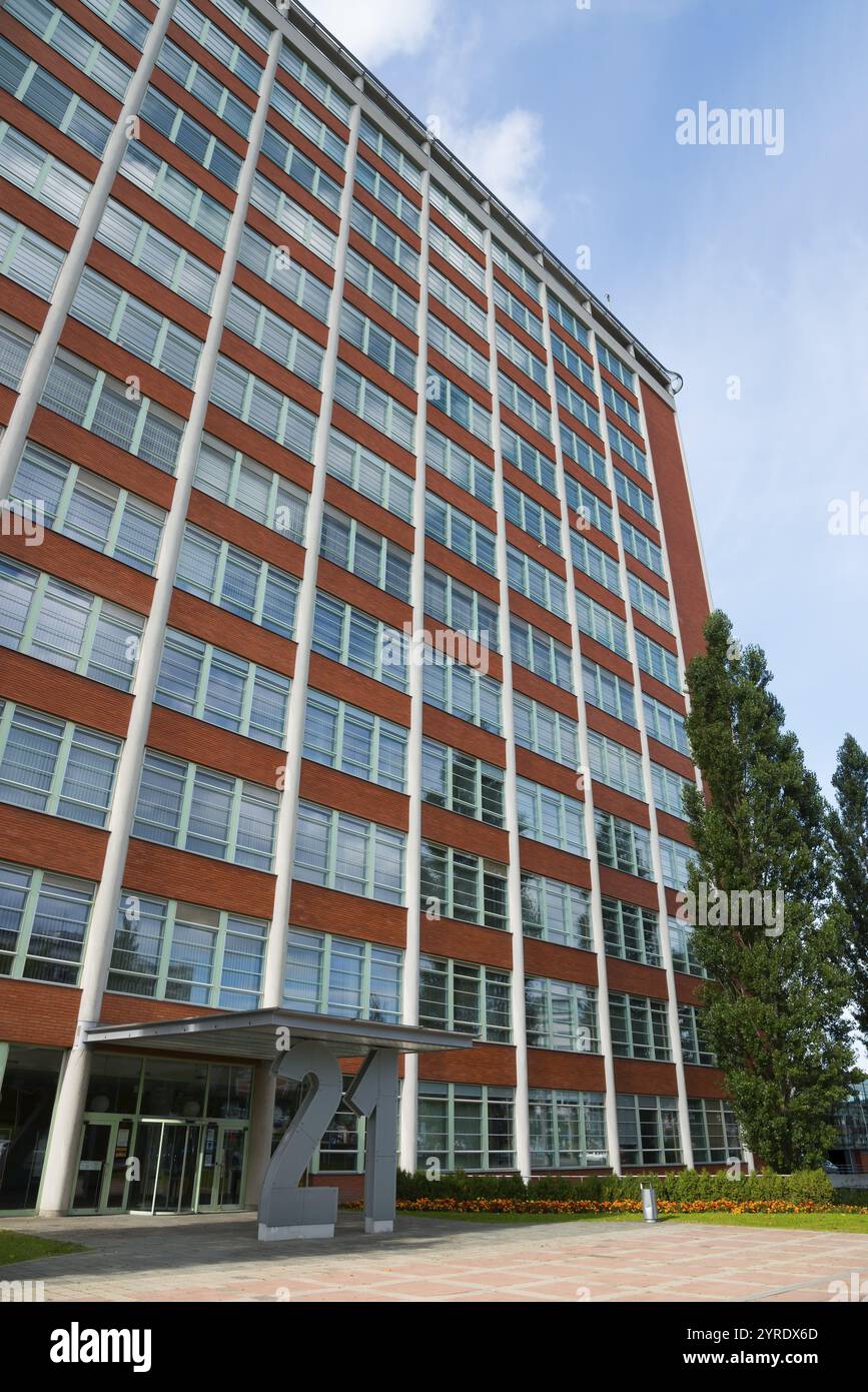 Modernes Bürogebäude mit roter Ziegelfassade und großen Fenstern unter blauem Himmel, Batuv-Murkodrap, Batas-Wolkenkratzer, Zlin, Zlin, Zlinsky kraj, Mora Stockfoto
