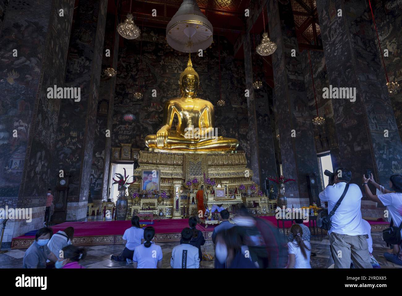 Goldene Buddha-Statue, Phra Si Sakyamuni, (aus der Sukhothai-Ära und eine der größten sitzenden Buddha-Statuen in Thailand) umgeben von exquisiter mur Stockfoto