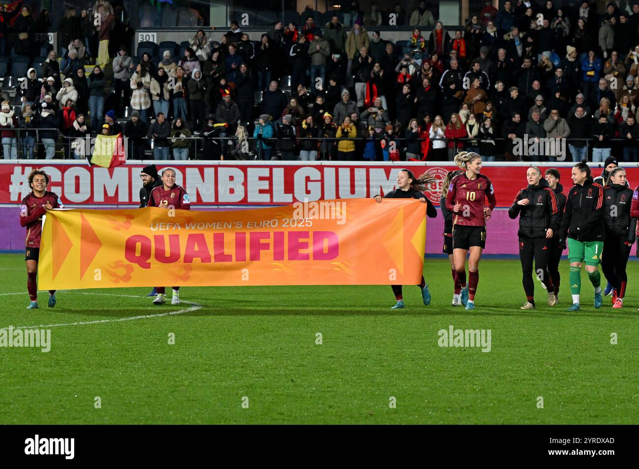 Leuven, Belgien. Dezember 2024. Die belgischen Spieler feierten nach dem Sieg und der Qualifikation für die Europameisterschaft nach einem Fußballspiel zwischen den belgischen Nationalmannschaften, den Red Flames und der Ukraine im zweiten Leg des zweiten Play-off der UEFA-Qualifikationswettbewerbe für Frauen 2023-24, am Dienstag, den 3. Dezember 2024 in Leuven, Belgien. Quelle: Sportpix/Alamy Live News Stockfoto