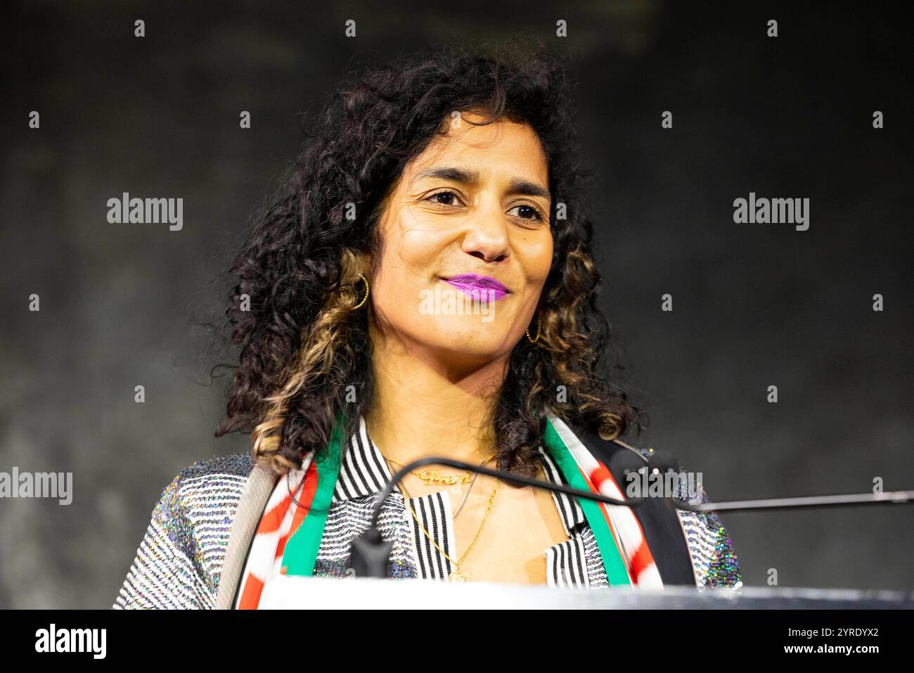 Jasleen Kaur wird als Gewinner des Turner Prize 2024 in der Tate Britain, London, bekannt gegeben. Bilddatum: Dienstag, 3. Dezember 2024. Stockfoto