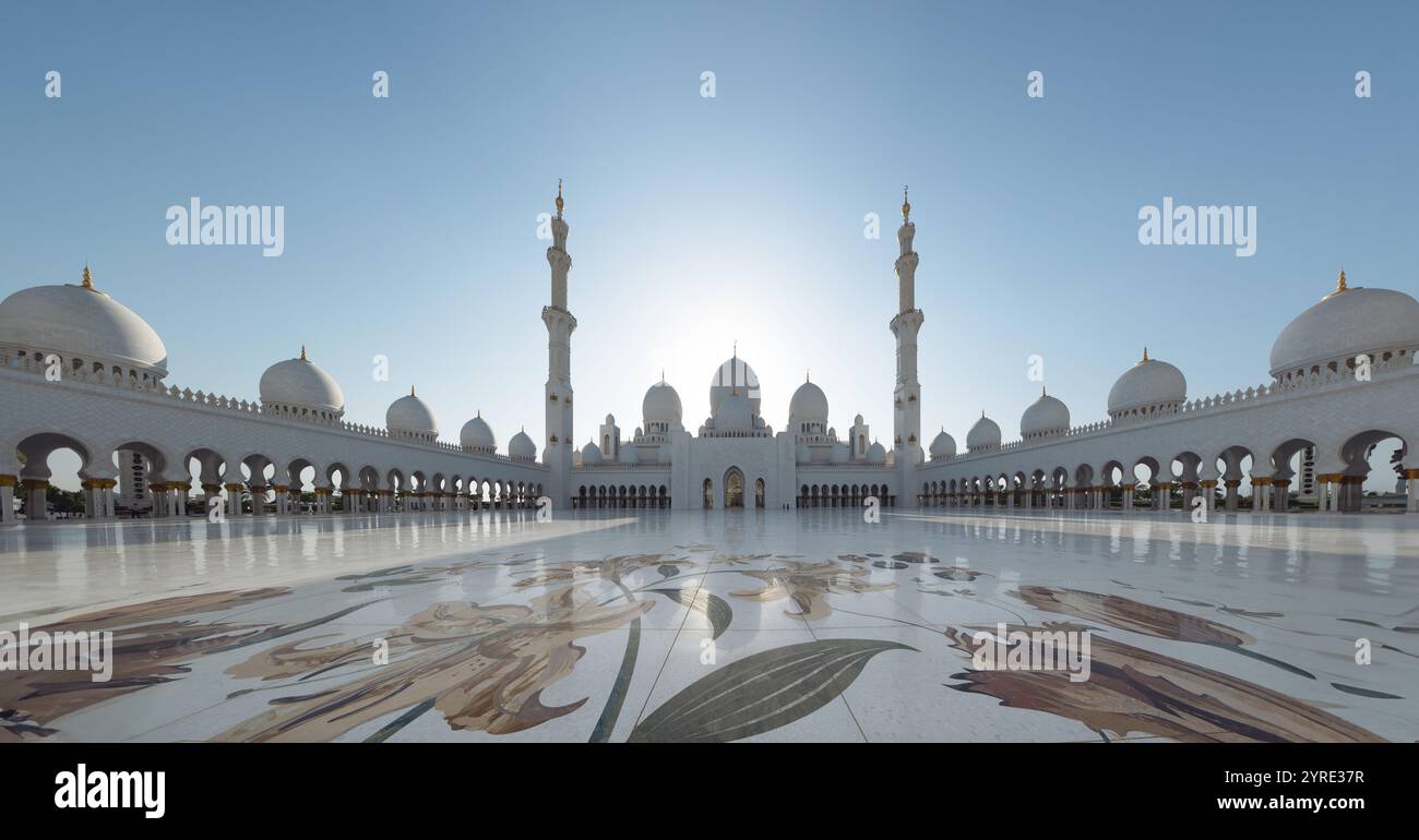 Scheich Zayed große Moschee in Abu Dhabi, mit ihren majestätischen Kuppeln, Bögen und detaillierten Marmorblumenmustern auf dem großen Innenhof unter einer ruhigen Atmosphäre Stockfoto