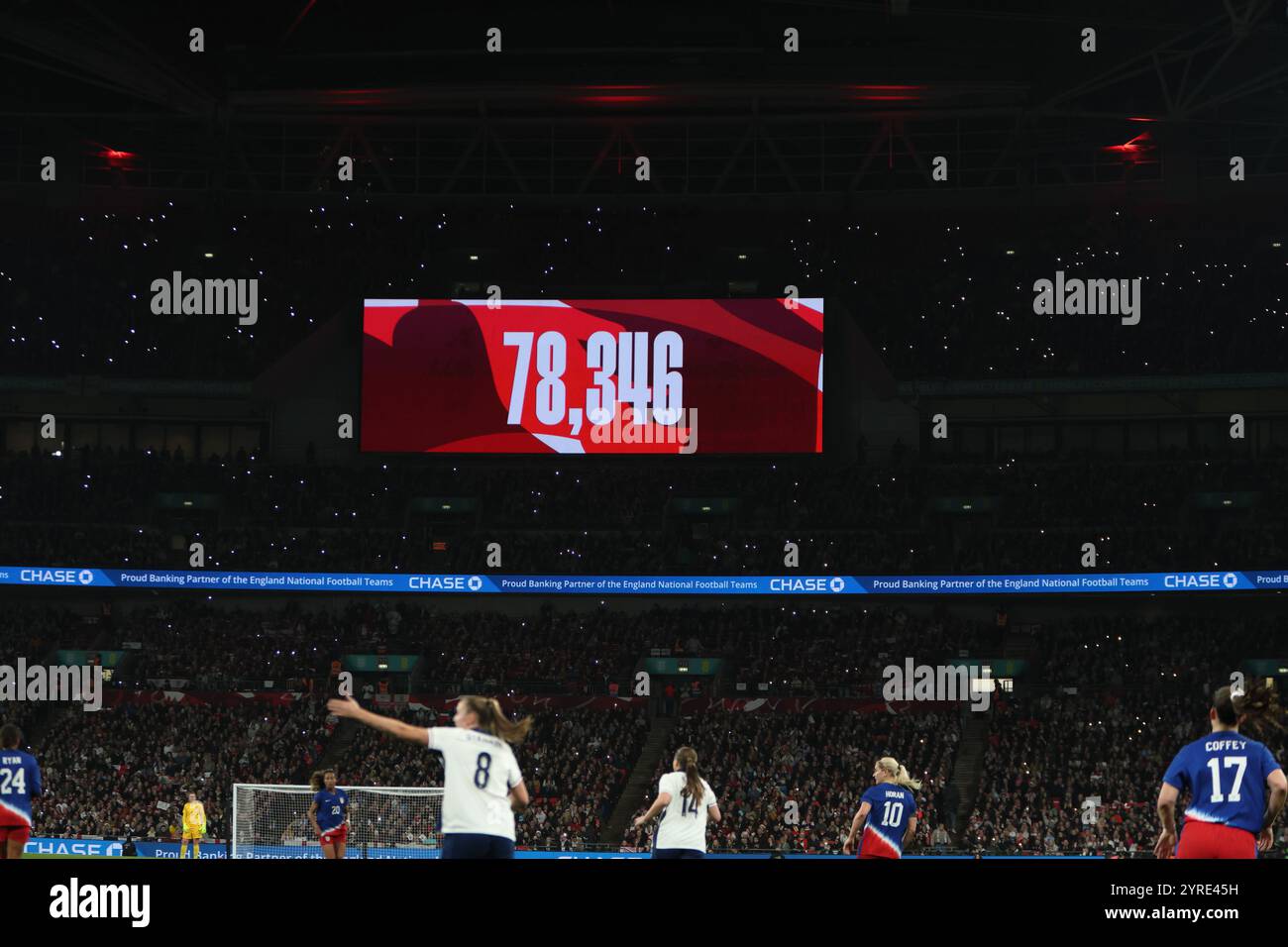 Teilnahme auf der Großbildleinwand England gegen USA Wembley Stadium London Lionesses England Frauenfußballmannschaft am 30. November 2024 Stockfoto