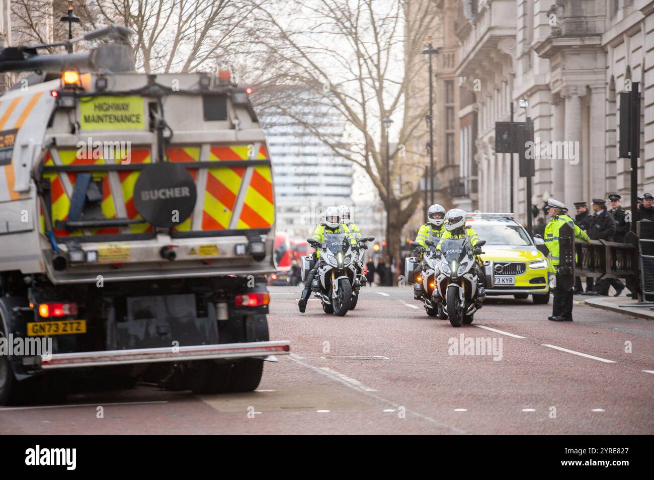 London, Großbritannien. Dezember 2024. Polizisten werden vor der Zeremonie auf den Straßen patrouillieren gesehen. Der Amir des Staates Katar, begleitet von Sheikha Jawaher bint Hamad bin Suhaim Al Thani, besucht das Vereinigte Königreich. Quelle: SOPA Images Limited/Alamy Live News Stockfoto