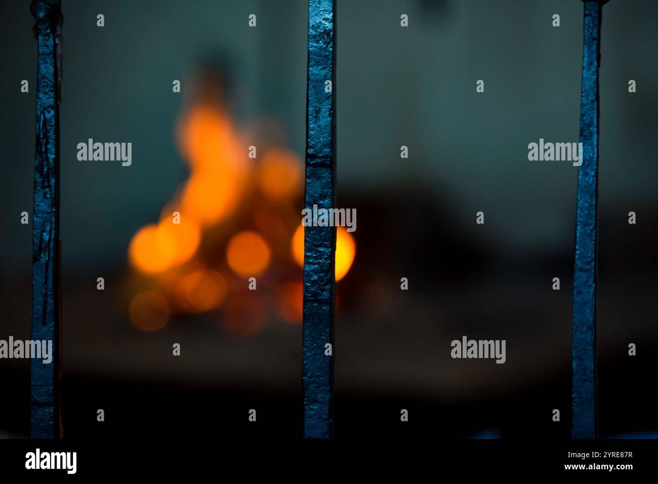 Blick durch Kerzenständer am Feuer auf dem Küchenherd. Fokus auf den Vordergrund. Schloss Podsreda, Slowenien Stockfoto