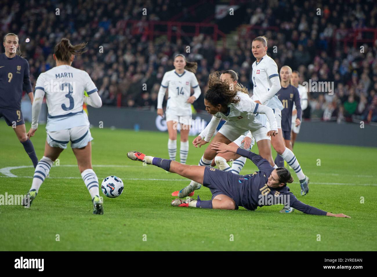 Die Englands Grace Clinton fällt ab, aber beim Freundschaftsspiel der Frauen gegen die Schweiz in der Bramall Lane, Sheffield am Dienstag, den 3. Dezember 2024, wurde keine Strafe verhängt. (Foto: Trevor Wilkinson | MI News) Credit: MI News & Sport /Alamy Live News Stockfoto