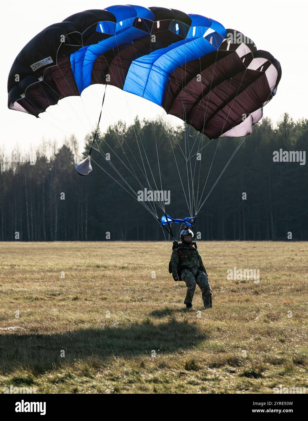 An der Ostküste des US-Marineschifffahrtskommandos führen am 7. November 2024 im Rahmen der Übung Adamant Serpent 25 ein militärisches Freifalltraining in der Nähe von Karlsborg, Schweden, durch. Die US-Spezialeinsatzkräfte arbeiten weltweit mit agilen Kräften und flexiblen militärischen Fähigkeiten, um auf Veränderungen im operativen Umfeld zu reagieren und das Engagement der USA gegenüber Verbündeten und Partnern zu stärken. Stockfoto An der Ostküste des US-Marineschifffahrtskommandos führen am 7. November 2024 im Rahmen der Übung Adamant Serpent 25 ein militärisches Freifalltraining in der Nähe von Karlsborg, Schweden, durch. Die US-Spezialeinsatzkräfte arbeiten weltweit mit agilen Kräften und flexiblen militärischen Fähigkeiten, um auf Veränderungen im operativen Umfeld zu reagieren und das Engagement der USA gegenüber Verbündeten und Partnern zu stärken. Stockfoto