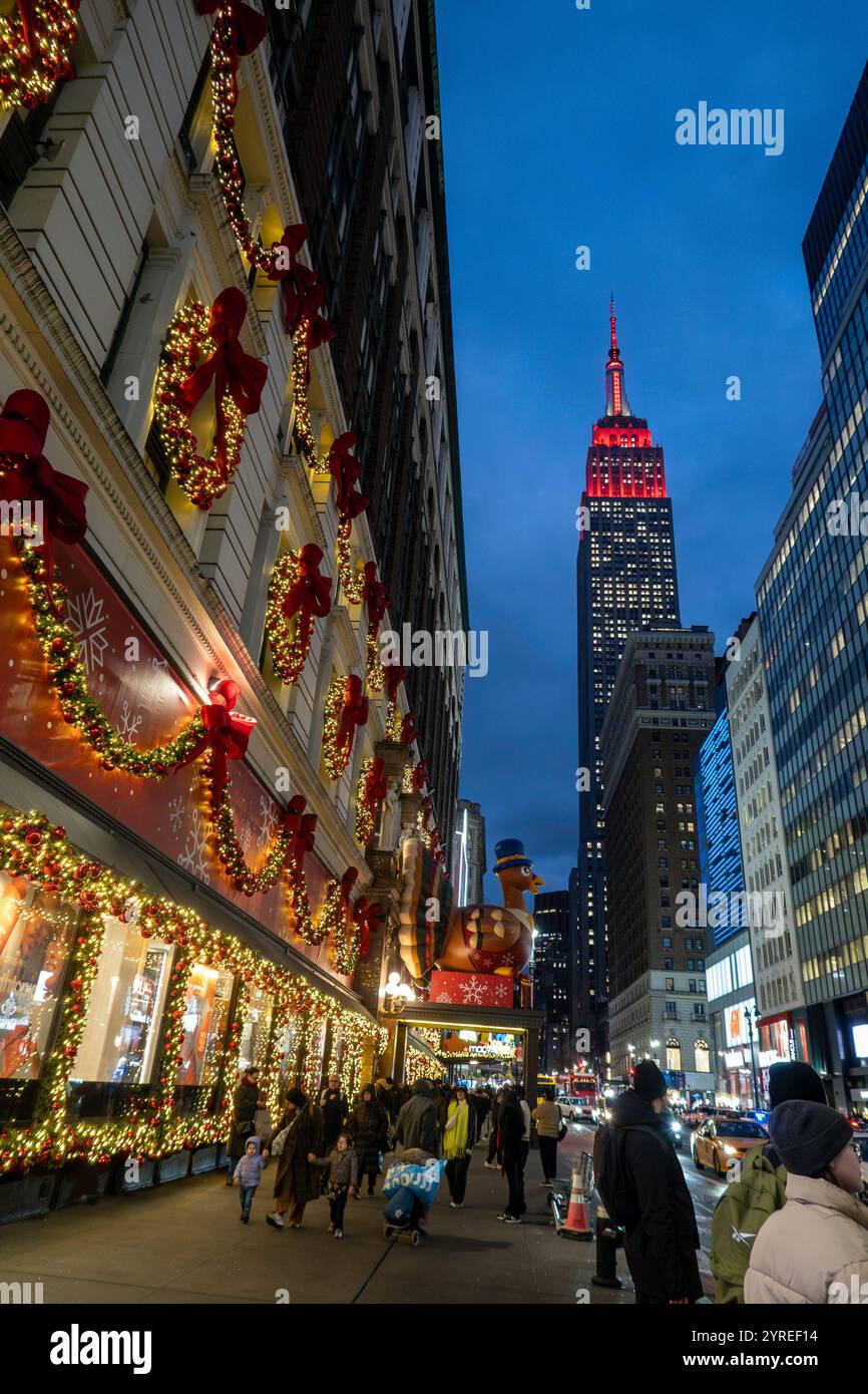 Weihnachtszeit im R.H. Macy Flagship Department Store in Herald Square, NYC, USA, 2024 Stockfoto