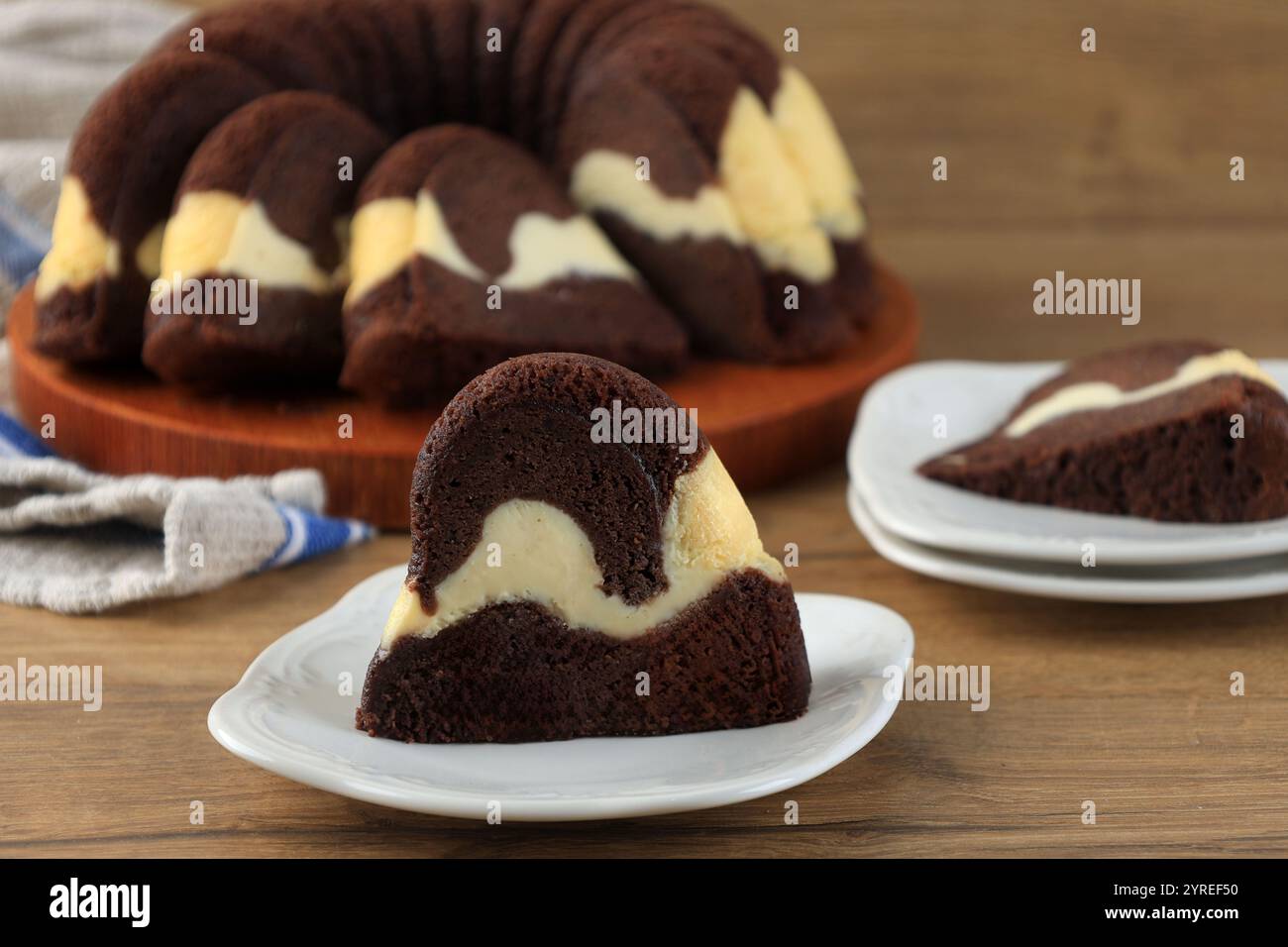 Schoko-Bundt-Kuchen mit Cream Cheese Füllung in Scheiben schneiden Stockfoto