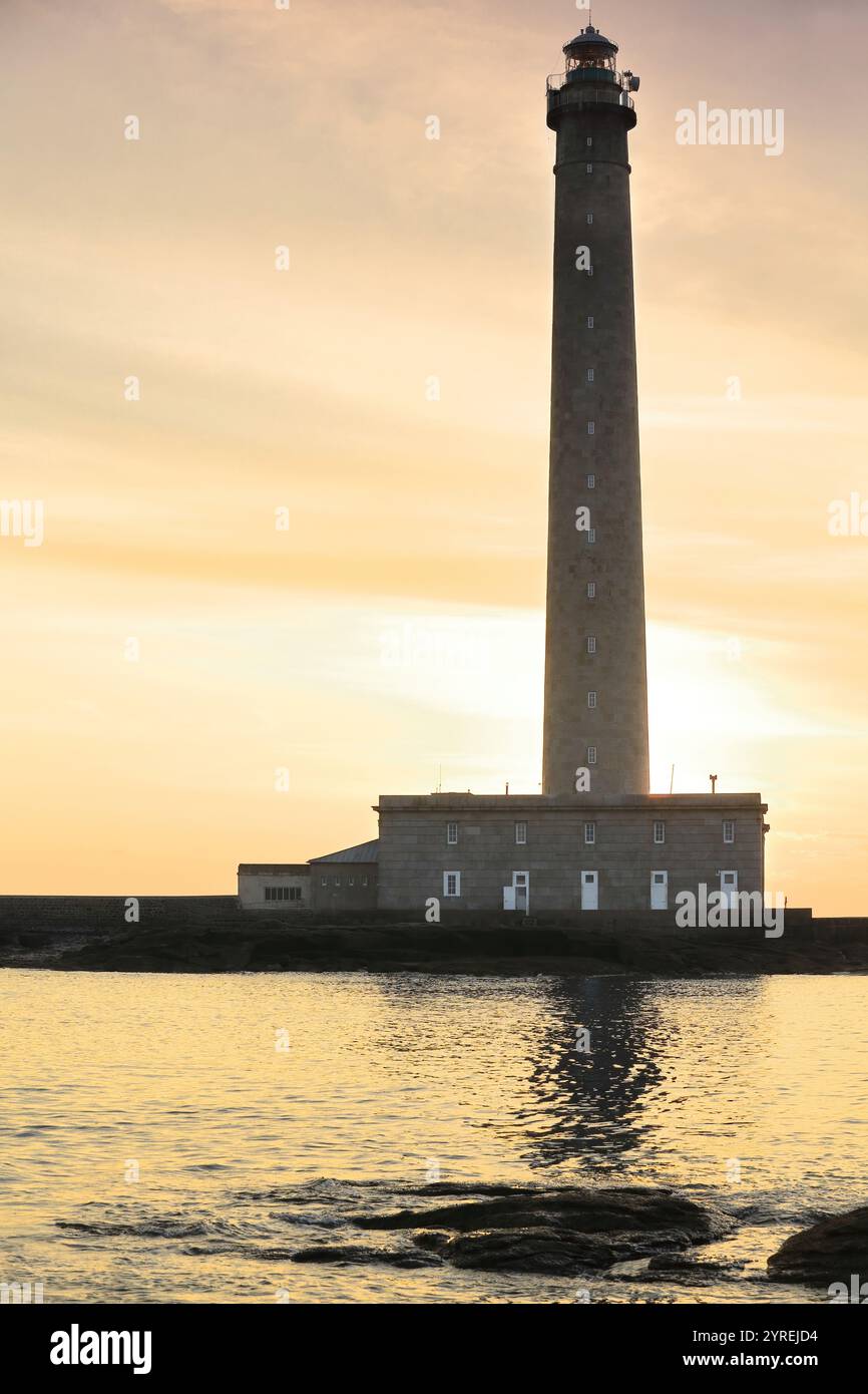 061 farbenprächtiger Sonnenaufgang über dem Leuchtturm Phare de Gatteville und Semaphore, mit 75 Metern zweithöchster im ganzen Land. Barfleur-Normandie-Frankreich. Stockfoto