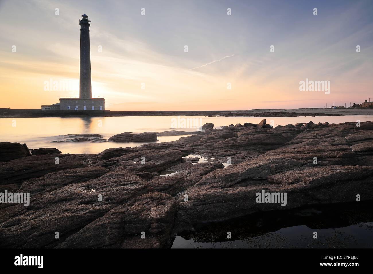 062 farbenprächtiger Sonnenaufgang über dem Leuchtturm Phare de Gatteville und Semaphore, mit 75 Metern zweithöchster im ganzen Land. Barfleur-Normandie-Frankreich. Stockfoto