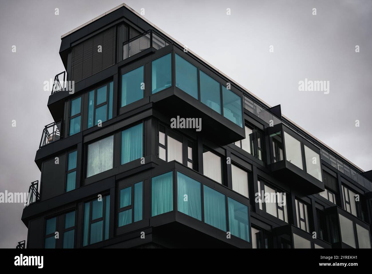 Berlins Architektur verbindet modernes Design mit historischen Strukturen und schafft so ein dynamisches Stadtbild, das sein reiches Erbe und seinen trendigen Geist widerspiegelt. Stockfoto