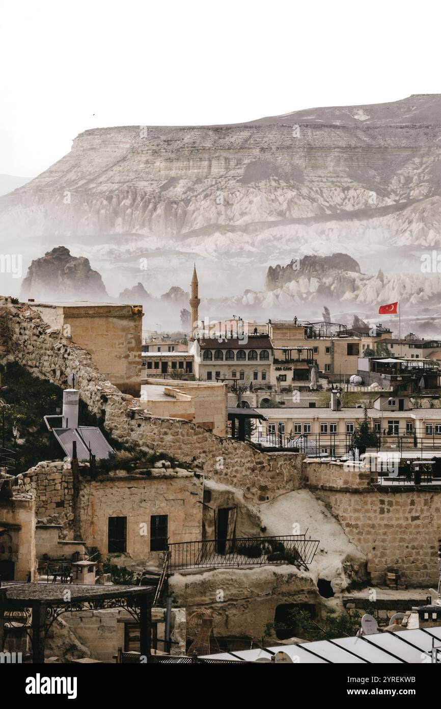 Das antike Dorf und die Moschee in Göreme, Türkei, zeigen traditionelle Architektur und Erbe und bieten einen Einblick in die reiche Geschichte der Region. Stockfoto