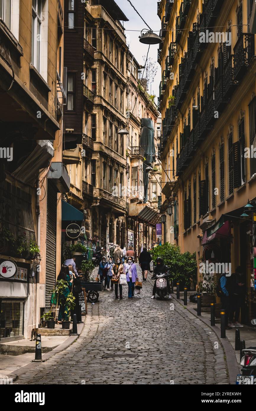 Eine ruhige Straße in Istanbul, Türkei, mit ruhigen Gassen, traditionellen Gebäuden und einer ruhigen Atmosphäre, die die reiche Geschichte und Kultur der Stadt widerspiegelt. Stockfoto