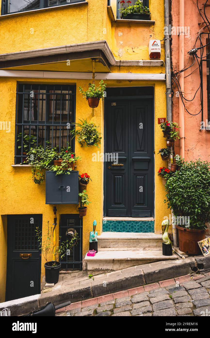 Die lebhaften bunten Häuser von Balat in Istanbul verleihen dem historischen Viertel Charme und bieten eine Mischung aus traditioneller und farbenfroher Architektur. Stockfoto