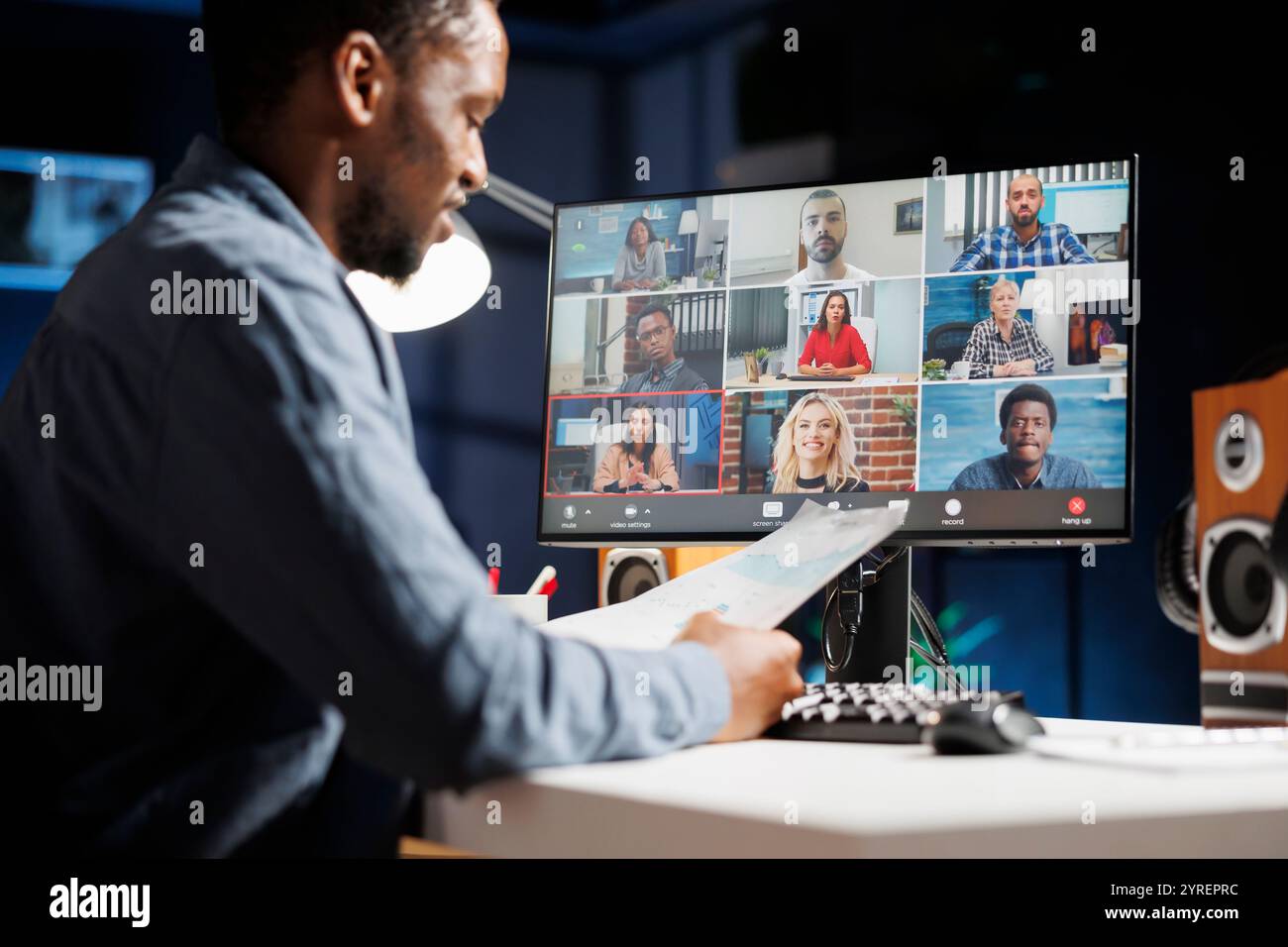 Schüler, die an einem Online-Fernschulungsprogramm teilgenommen haben, hören sich Schulungssitzungen über die Verwaltung von Geschäftsaufgaben an. Teilnehmer, die an dem Kurs über eine Web-Videokonferenz teilnehmen. Stockfoto