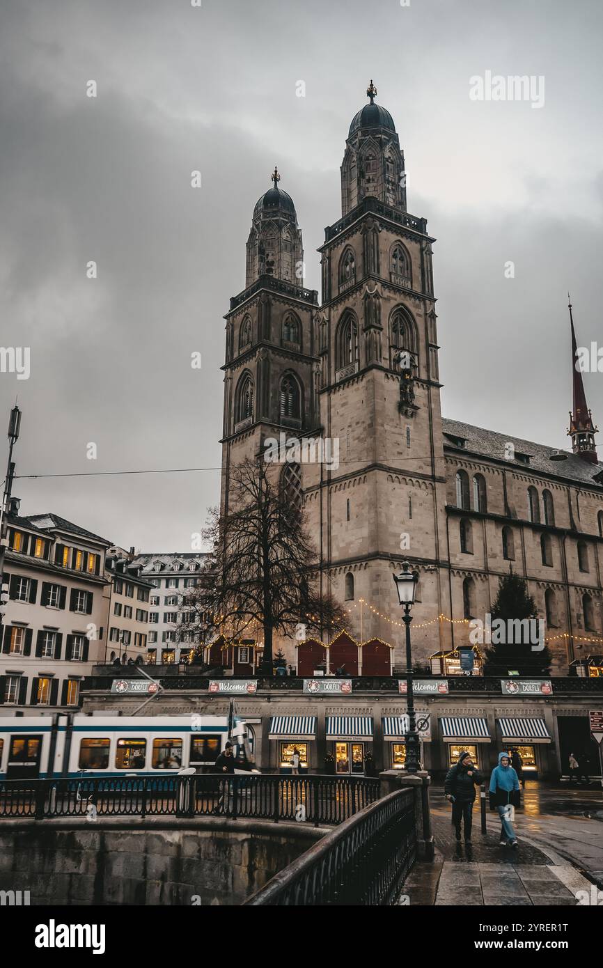 Ein malerischer Blick auf Zürichs Straßen mit dem Fluss, berühmten Wahrzeichen und Kirchen, die den Charme der Stadt einfangen. Stockfoto