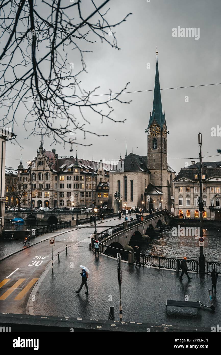 Ein malerischer Blick auf Zürichs Straßen mit dem Fluss, berühmten Wahrzeichen und Kirchen, die den Charme der Stadt einfangen. Stockfoto