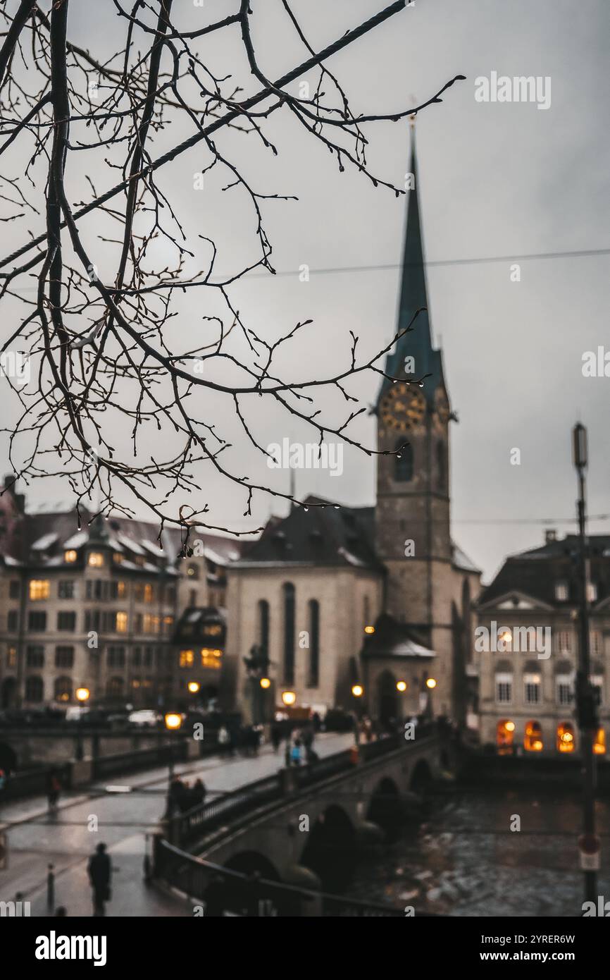 Ein malerischer Blick auf Zürichs Straßen mit dem Fluss, berühmten Wahrzeichen und Kirchen, die den Charme der Stadt einfangen. Stockfoto