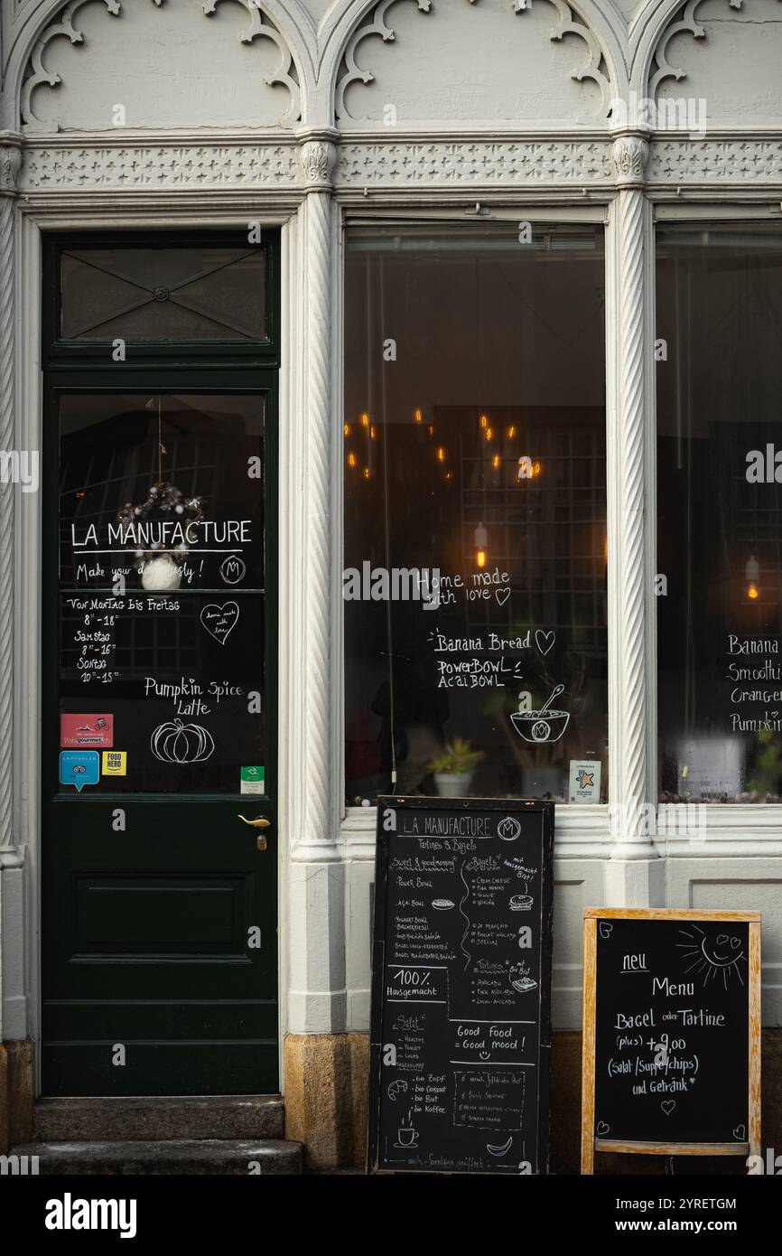 Ein gemütliches Londoner Café mit einladender Fassade, das charmante Details und die Wärme der britischen Cafékultur bietet. Stockfoto