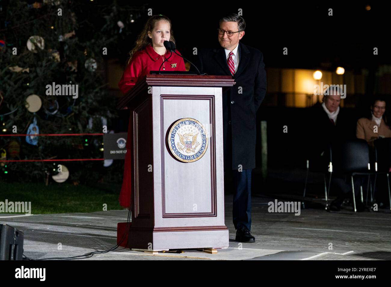 Washington, Usa. Dezember 2024. Der Sprecher des House Mike Johnson, R-LA, sieht auf AS.Jugendbaumfeuer Rose Burke, eine viertklassige Schülerin aus Kenai, Alaska, spricht während einer Zeremonie mit der Delegation des Alaska-Kongresses und dem Gouverneur von Alaska Mike Dunleavy, um den Weihnachtsbaum des US-Kapitols am Dienstag, den 3. Dezember 2024 auf dem Westfront Rasen des US-Kapitols in Washington, DC, anzuzünden. Der Baum, eine 80 Meter hohe Sitka-Fichte aus dem Tongass National Forest, ist der zweite National Christmas Tree aus Alaska. Foto: Bonnie Cash/UPI Credit: UPI/Alamy Live News Stockfoto