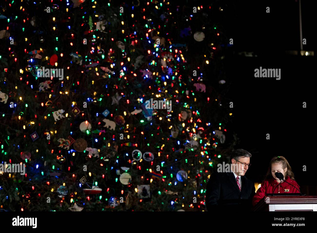 Washington, Usa. Dezember 2024. Der Sprecher des House Mike Johnson, R-LA, und Rose Burke, eine Schülerin der vierten Klasse aus Kenai, Alaska, zündeten den U.S. Capitol Christmas Tree während einer Zeremonie auf dem West Front Rasen des US Capitol in Washington, DC am Dienstag, den 3. Dezember 2024 an. Der Baum, eine 80 Meter hohe Sitka-Fichte aus dem Tongass National Forest, ist der zweite National Christmas Tree aus Alaska. Foto: Bonnie Cash/UPI Credit: UPI/Alamy Live News Stockfoto