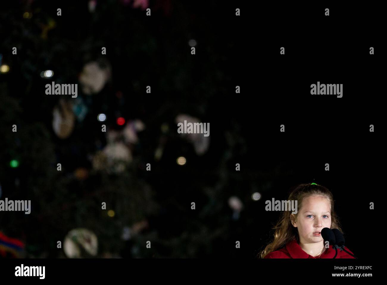 Washington, Usa. Dezember 2024. Rose Burke, eine Schülerin der vierten Klasse aus Kenai, Alaska, spricht während einer Zeremonie mit dem Sprecher des Repräsentantenhauses Mike Johnson, R-LA, der Delegation des Kongresses von Alaska und dem Gouverneur von Alaska Mike Dunleavy, um den Weihnachtsbaum des US-Kapitols am Dienstag, den 3. Dezember 2024 in Washington, DC, anzuzünden. Der Baum, eine 80 Meter hohe Sitka-Fichte aus dem Tongass National Forest, ist der zweite National Christmas Tree aus Alaska. Foto: Bonnie Cash/UPI Credit: UPI/Alamy Live News Stockfoto