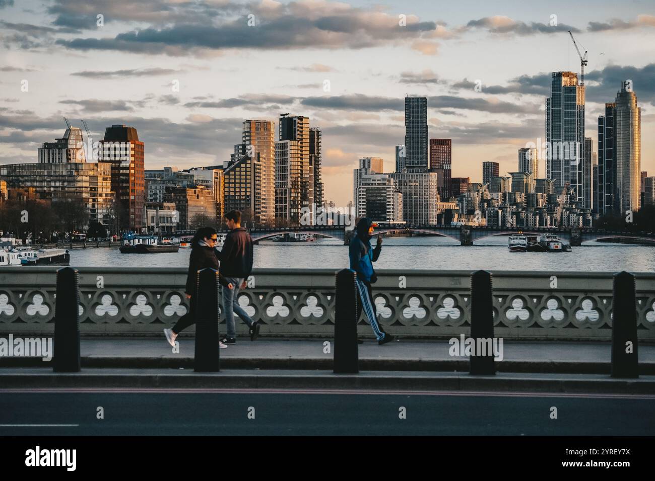 Eine atemberaubende Skyline der Londoner Stadt mit berühmten Wahrzeichen und der Themse bei Sonnenuntergang vor einer lebhaften städtischen Kulisse. Stockfoto