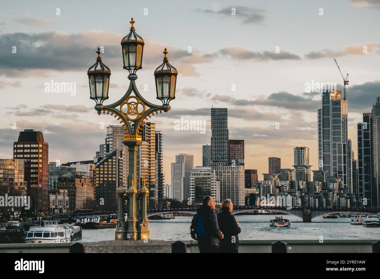 Eine atemberaubende Skyline der Londoner Stadt mit berühmten Wahrzeichen und der Themse bei Sonnenuntergang vor einer lebhaften städtischen Kulisse. Stockfoto
