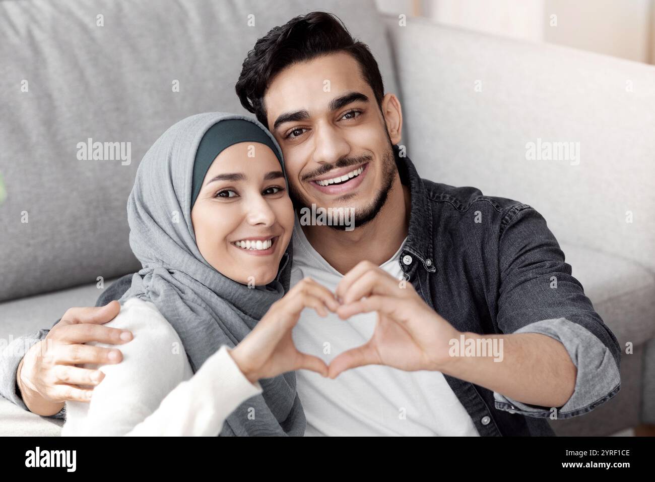Nahaufnahme einer muslimischen Familie mit Herzsymbol Stockfoto