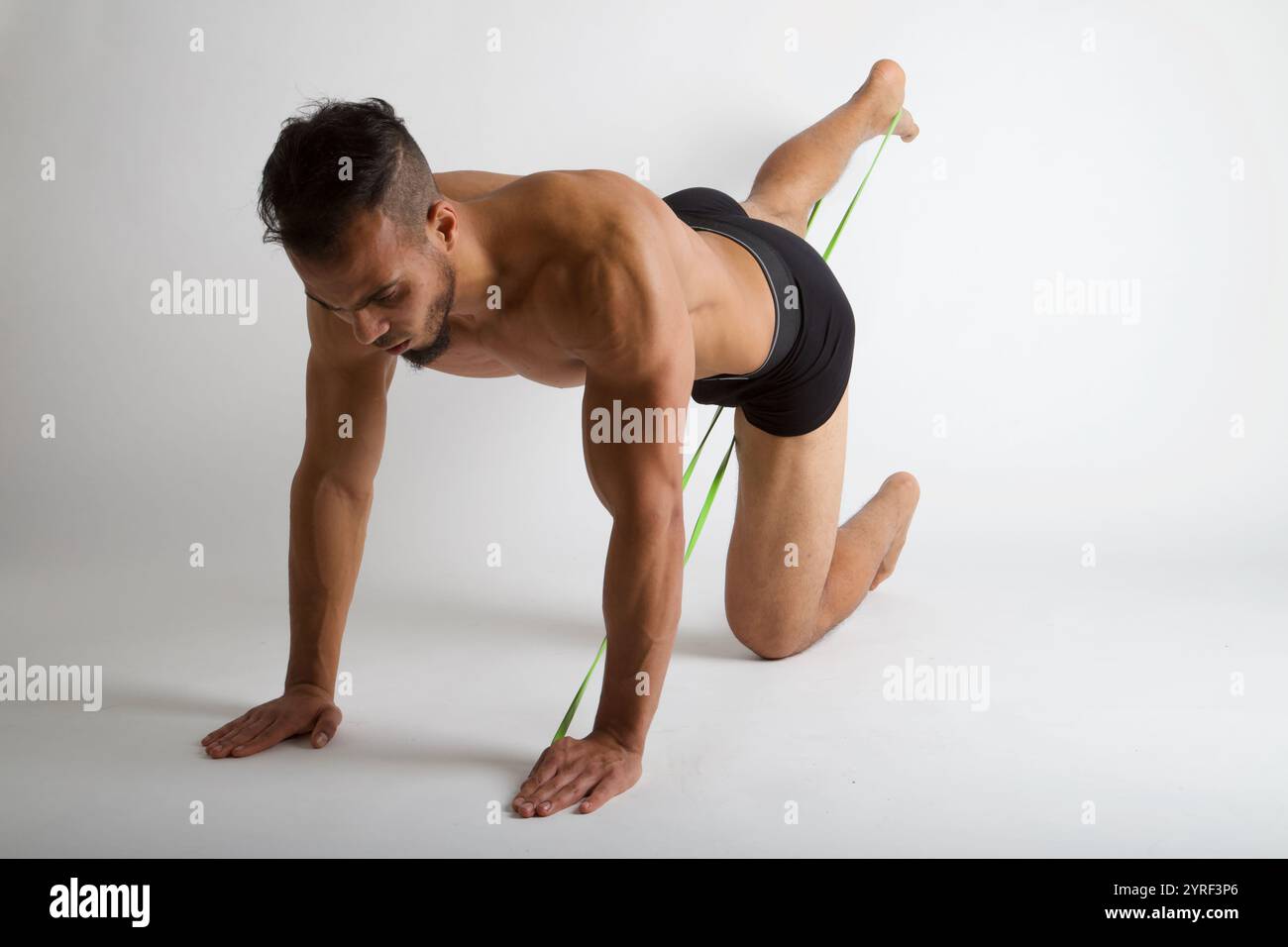 Ein Mann, der Eseltritte mit Widerstandsband macht Stockfoto