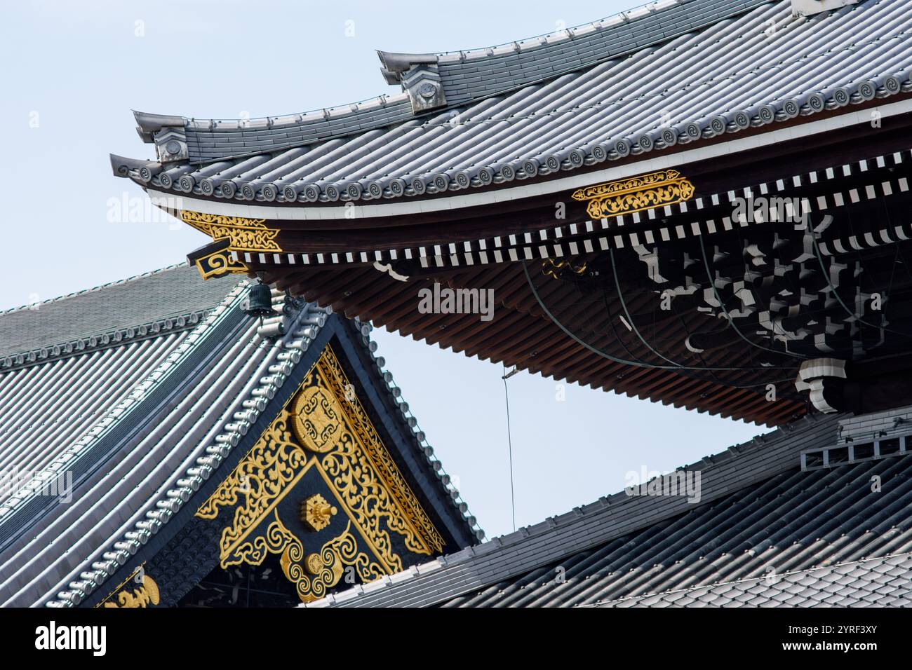 Architektonische Details auf dem Dach im Higashi Honganji Tempel des Jodo Shin Buddhismus im Zentrum von Kyoto, Japan Stockfoto